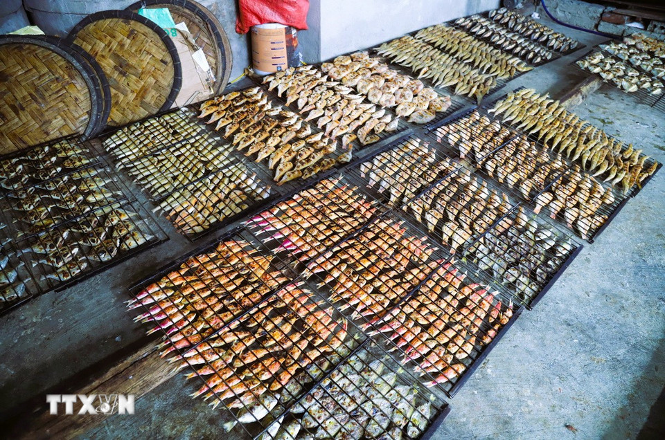 Để đáp ứng nhu cầu thị trường dịp gần Tết, mỗi ngày các chủ cơ sở đã nướng rất nhiều các loại hải sản. (Ảnh: Xuân Tiến/TTXVN)