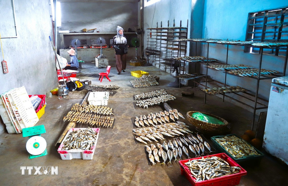 Nghề nướng cá biển truyền thống bằng than hoa của người dân làng biển xã Diễn Châu (tỉnh Nghệ An) nổi tiếng từ nhiều đời nay, được trao truyền, bảo lưu, gìn giữ qua nhiều thế hệ. (Ảnh: Xuân Tiến/TTXVN)