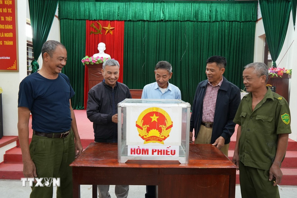 Kiểm tra hòm phiếu tại khu vực bỏ phiếu. (Ảnh: Tiến Vĩnh/TTXVN)