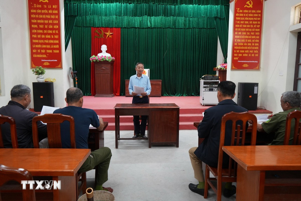 Phổ biến về công tác bầu cử của thôn An Sơn, xã Bắc Thanh Miện. (Ảnh: Tiến Vĩnh/TTXVN)