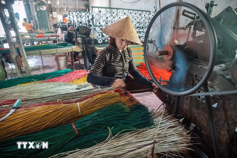 Nhiều hộ gia đình ở Phú Tân nay đã sử dụng máy dệt chiếu thay cho dệt tay trước đây để mang lại hiệu quả kinh tế cao hơn. (Ảnh: Khánh Hòa/TTXVN)