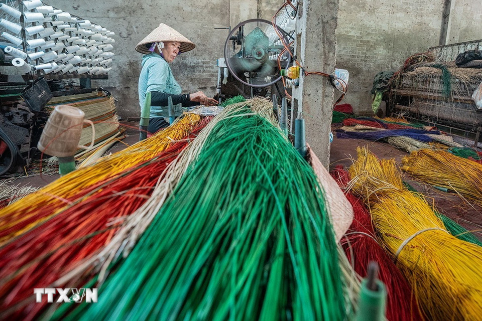 Nhiều hộ gia đình ở Phú Tân nay đã sử dụng máy dệt chiếu thay cho dệt tay trước đây để mang lại hiệu quả kinh tế cao hơn. (Ảnh: Khánh Hòa/TTXVN)