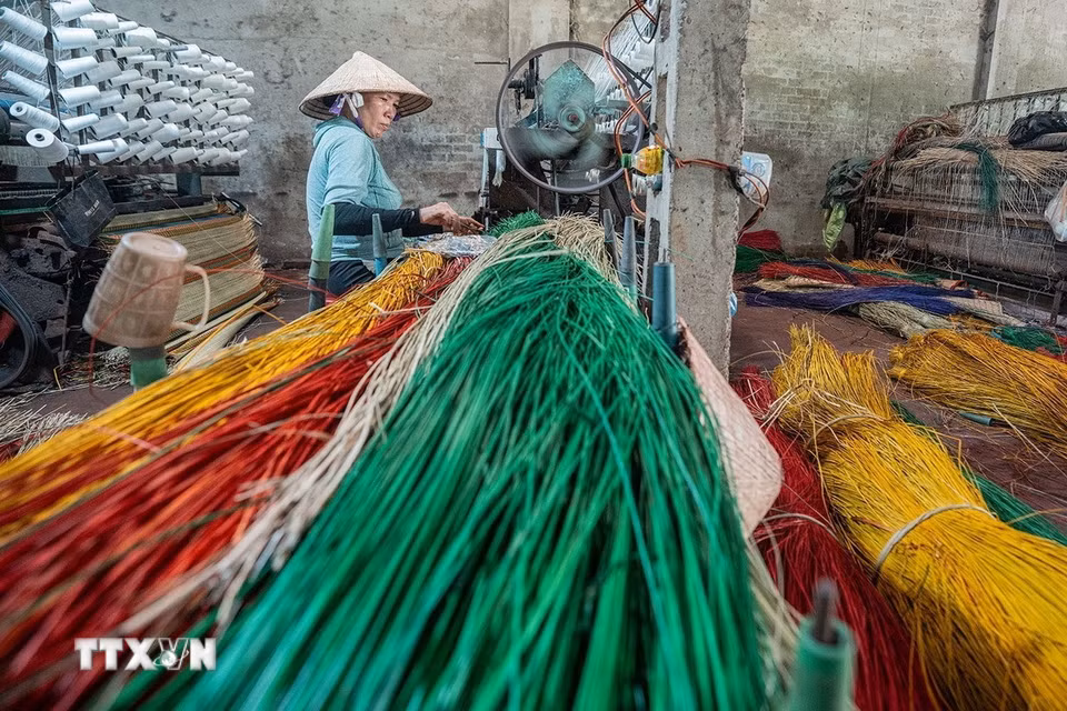Nhiều hộ gia đình ở Phú Tân nay đã sử dụng máy dệt chiếu thay cho dệt tay trước đây để mang lại hiệu quả kinh tế cao hơn. (Ảnh: Khánh Hòa/TTXVN)