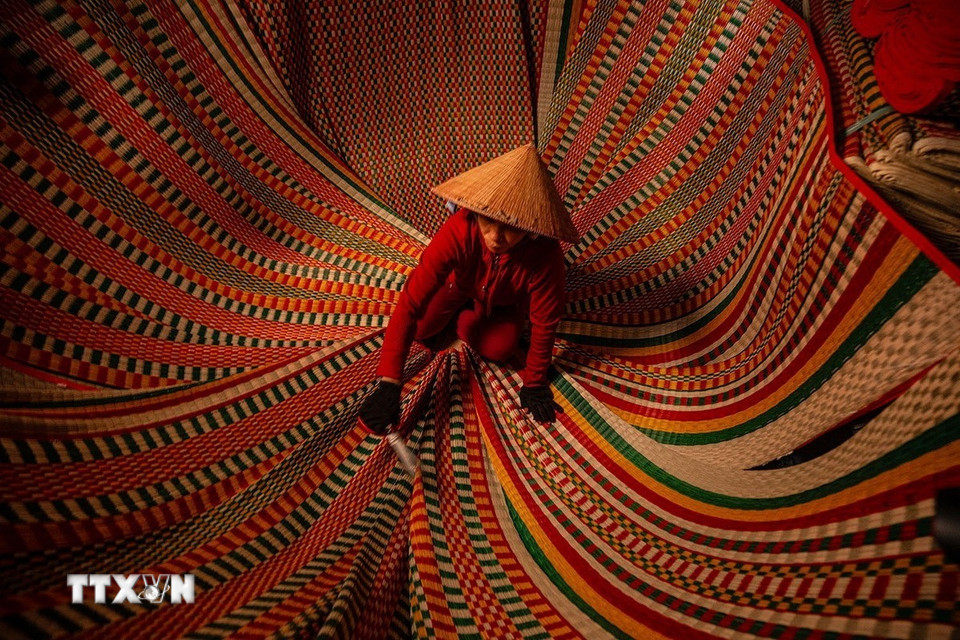 Chiếc chiếu cói gắn liền với đời sống sinh hoạt hàng ngày của người dân từ bao đời nay, là sản phẩm thủ công vừa bình dị, vừa cao sang, vừa mộc mạc, vừa nghệ thuật… (Ảnh: Khánh Hòa/ TTXVN)