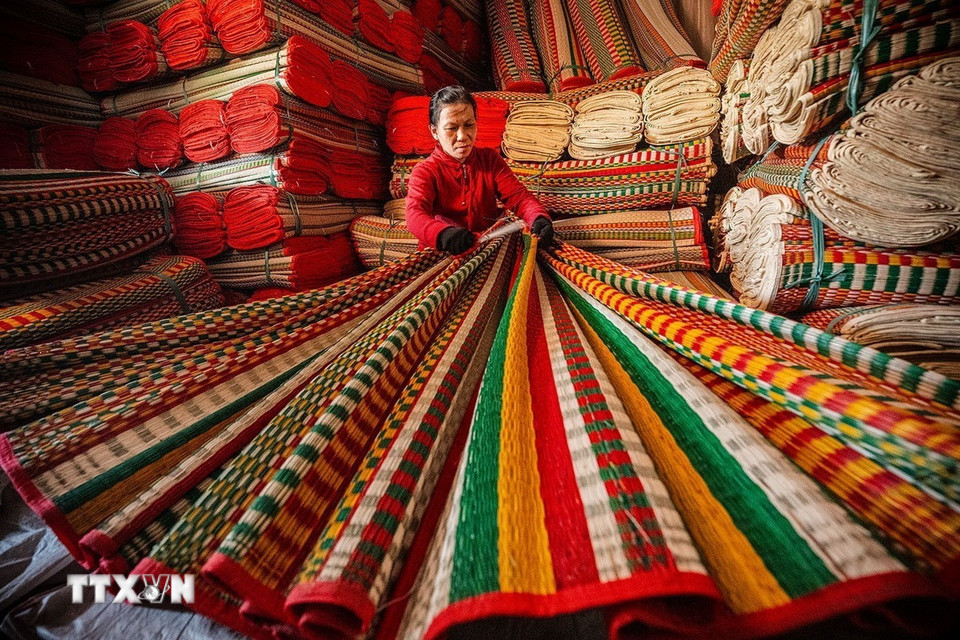 Kiểm tra chiếu thành phẩm. (Ảnh: Khánh Hoà/TTXVN)