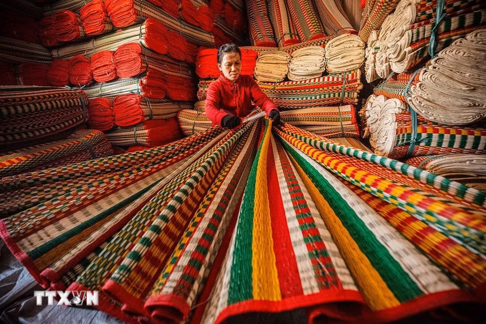 Kiểm tra chiếu thành phẩm. (Ảnh: Khánh Hoà/TTXVN)