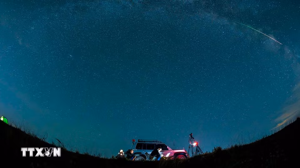 Mưa sao băng Perseid trên bầu trời tỉnh Hắc Long Giang, Trung Quốc, ngày 12/8/2026. (Ảnh: THX/TTXVN phát)