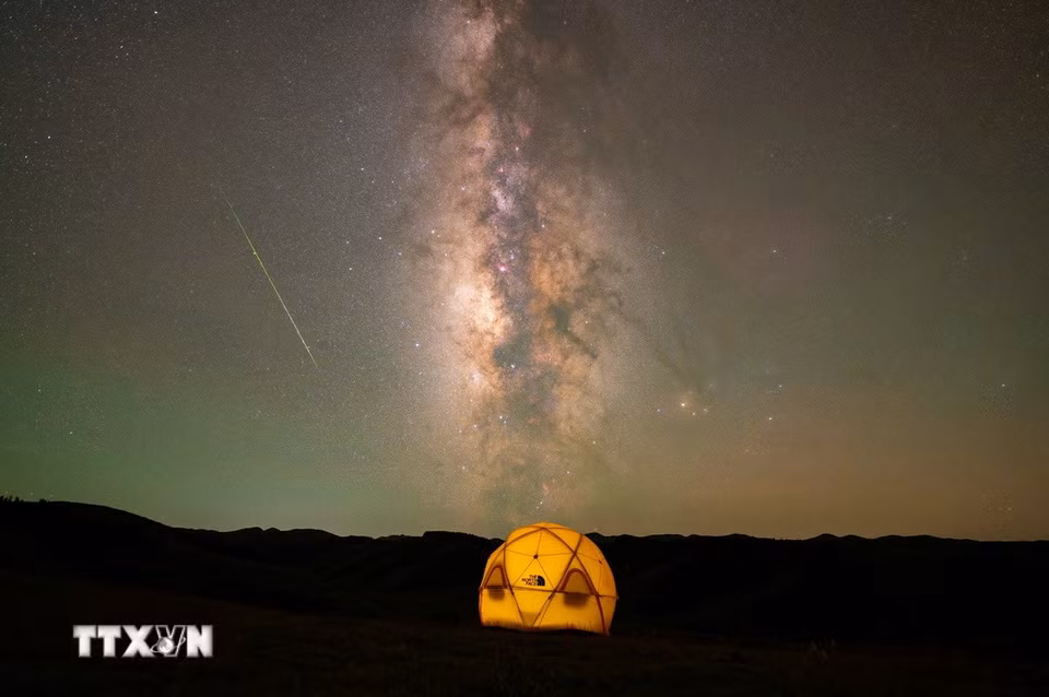 Mưa sao băng Perseid trên bầu trời tỉnh Tứ Xuyên, Trung Quốc, ngày 12/8/2026. (Ảnh: THX/TTXVN phát)