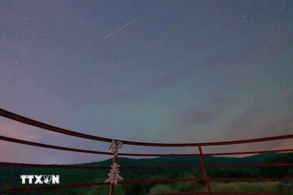 Mưa sao băng Perseid trên bầu trời tỉnh Hắc Long Giang, Trung Quốc, ngày 11/8/2026. (Ảnh: THX/TTXVN phát)