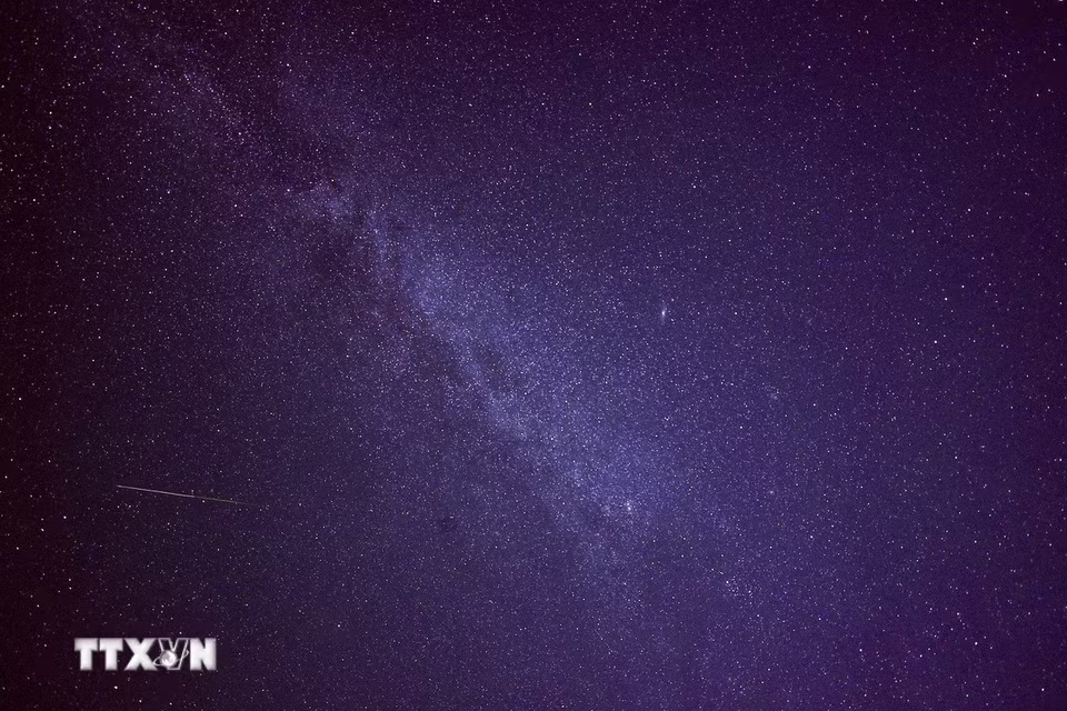 Mưa sao băng Perseid trên bầu trời Khu tự trị dân tộc Hồi Ninh Hạ, Trung Quốc, ngày 13/8/2026. (Ảnh: THX/TTXVN phát)