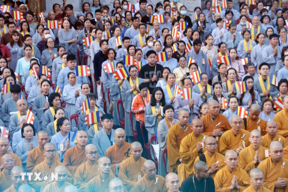 Đông đảo Tăng ni, Phật tử Thành phố Hồ Chí Minh cùng dự Đại lễ. (Ảnh: Xuân Khu/TTXVN)