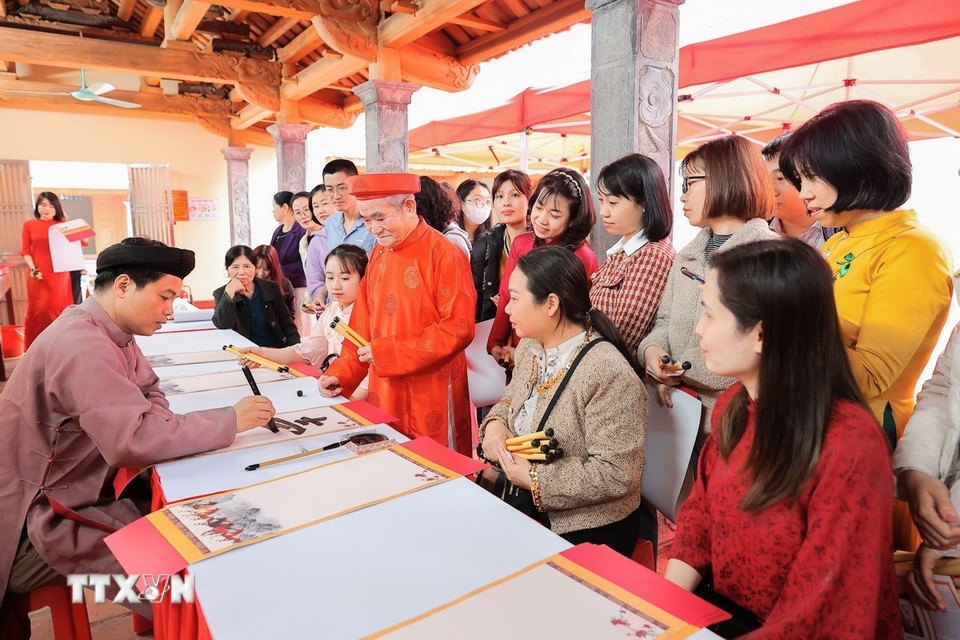 Đông đảo người dân và du khách xin chữ đầu năm tại buổi lễ. (Ảnh: Lê Đông/TTXVN)
