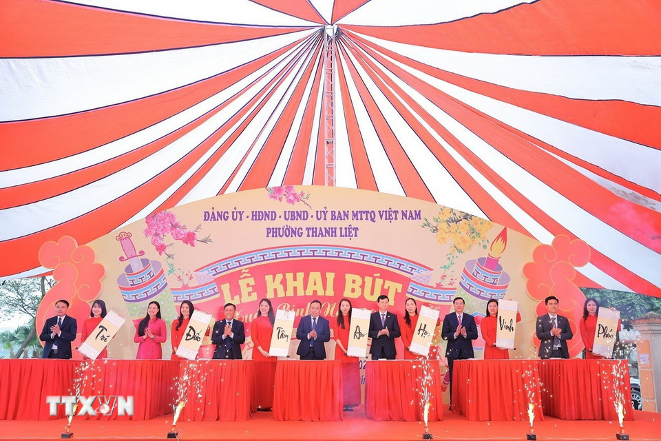 Các đại biểu thực hiện nghi thức Khai bút Xuân Bính Ngọ 2026. (Ảnh: Lê Đông/TTXVN)