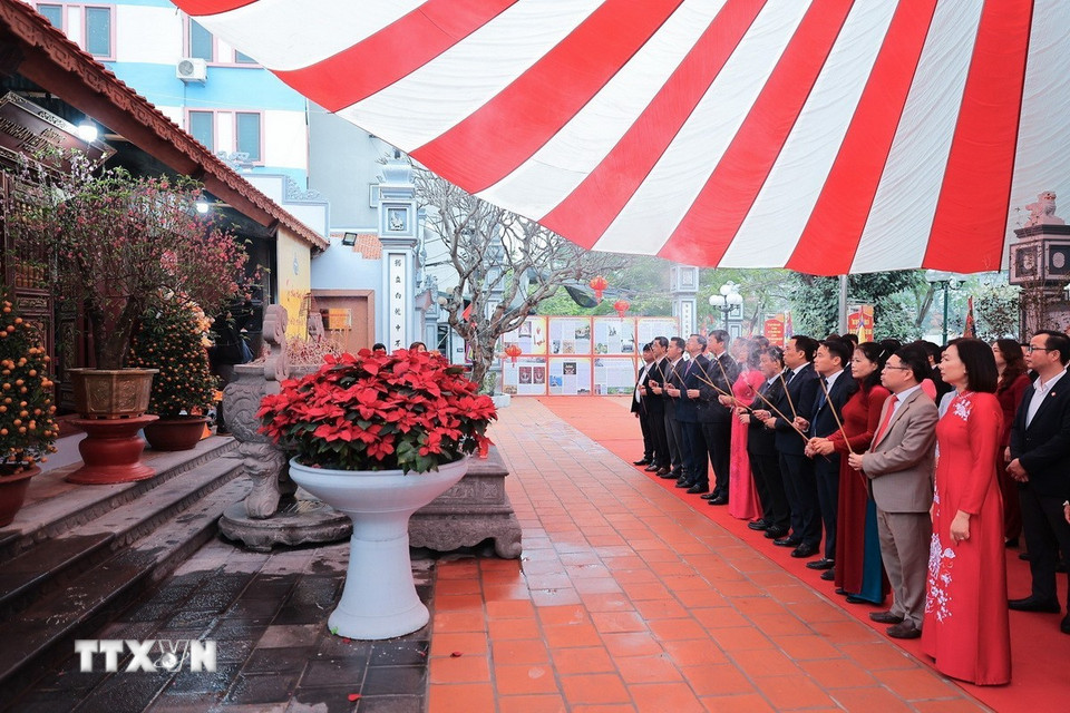 Các đại biểu dâng hương tưởng nhớ Danh nhân Chu Văn An. (Ảnh: Lê Đông/TTXVN)