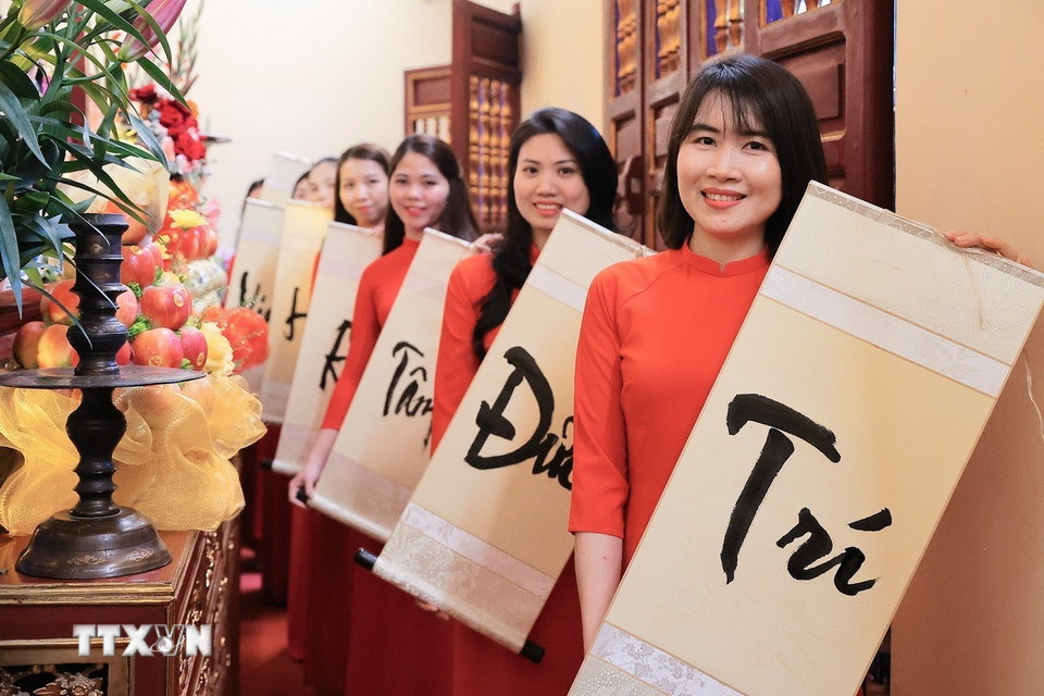 Dâng chữ vào đình thờ Danh nhân Tiên triết Chu Văn An (phường Thanh Liệt, Hà Nội). (Ảnh: Lê Đông/TTXVN)