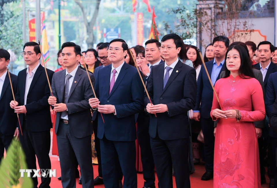 Các đại biểu dâng hương tưởng nhớ Danh nhân Chu Văn An. (Ảnh: Lê Đông/TTXVN)