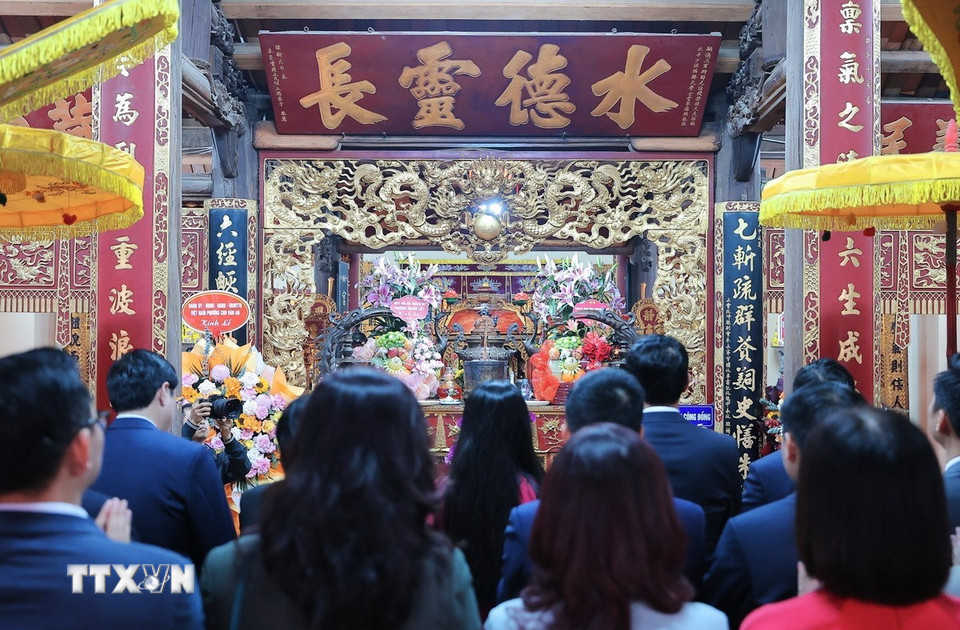 Các đại biểu thực hiện nghi thức tế lễ tại Đình thờ Danh nhân Tiên triết Chu Văn An (Hà Nội). (Ảnh: Lê Đông/TTXVN)