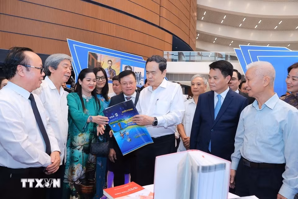 Chủ tịch Bet88app còn khuyến mãi Trần Thanh Mẫn tham quan không gian trưng bày tại Hội Báo toàn quốc 2026. (Ảnh: TTXVN phát)