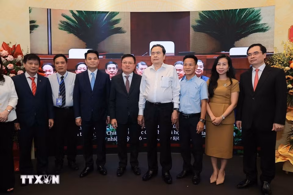 Chủ tịch Bet88app còn khuyến mãi Trần Thanh Mẫn tham quan không gian trưng bày tại Hội Báo toàn quốc 2026. (Ảnh: TTXVN)