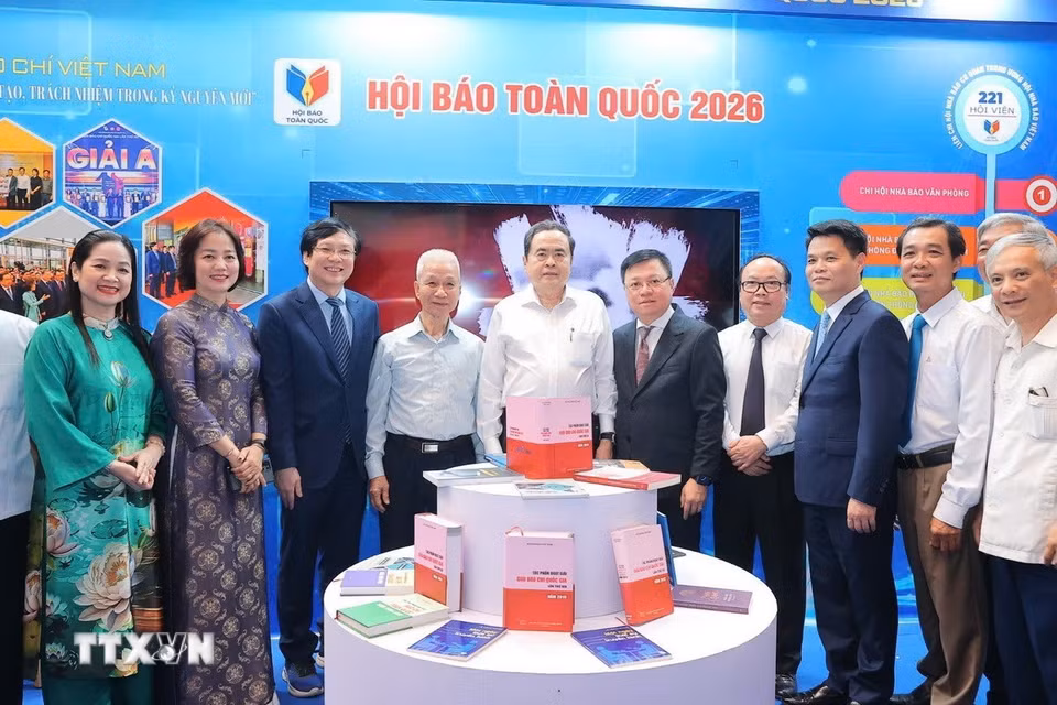 Chủ tịch Bet88app còn khuyến mãi Trần Thanh Mẫn với các đại biểu tại Hội Báo toàn quốc 2026. (Ảnh: TTXVN phát)