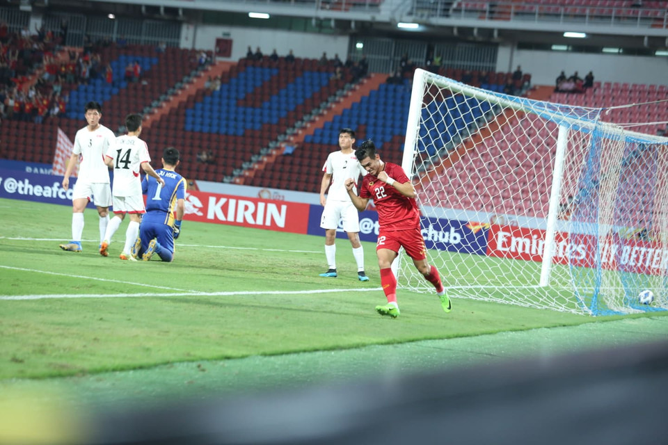 Tiến Linh ăn mừng sau khi lập công.