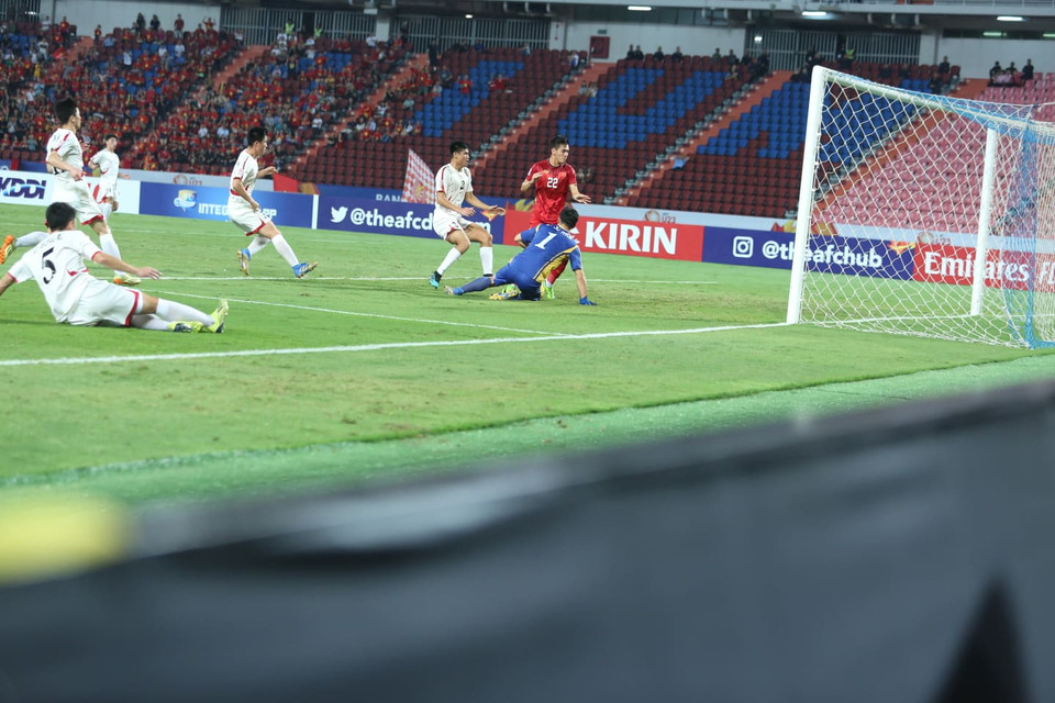 Tiến Linh đã chọn vị trí rất tốt đến đón đường chuyền của Tấn Tài...(Ảnh: Nguyên An/Vietnam+)