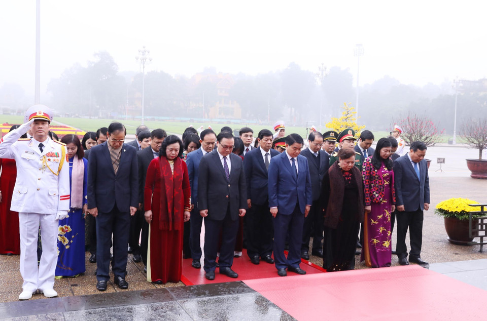 Đoàn đại biểu Thành ủy, Hội đồng Nhân dân, Ủy ban Nhân dân, Ủy ban Mặt trận Tổ quốc Việt Nam Thành phố Hà Nội đặt vòng hoa và vào Lăng viếng Chủ tịch Hồ Chí Minh. (Ảnh: Lâm Khánh/TTXVN)