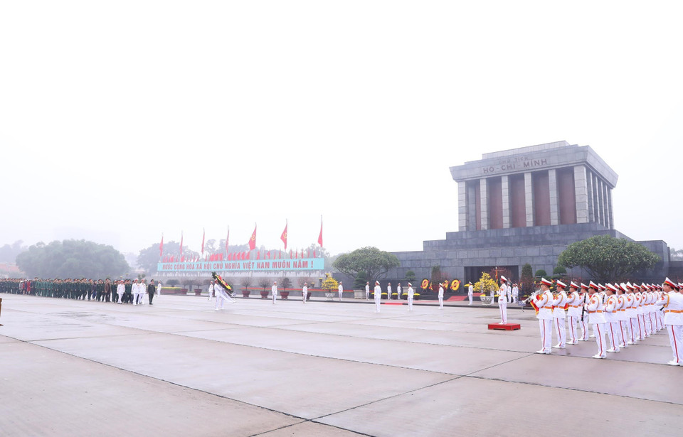 Lực lượng vũ trang, cán bộ, nhân dân vào Lăng viếng Chủ tịch Hồ Chí Minh. (Ảnh: Lâm Khánh/TTXVN)