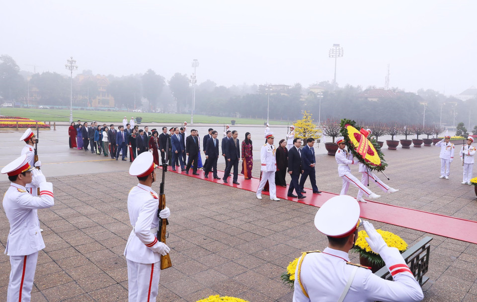 Đoàn đại biểu Thành ủy, Hội đồng Nhân dân, Ủy ban Nhân dân, Ủy ban Mặt trận Tổ quốc Việt Nam Thành phố Hà Nội đặt vòng hoa và vào Lăng viếng Chủ tịch Hồ Chí Minh. (Ảnh: Lâm Khánh/TTXVN)