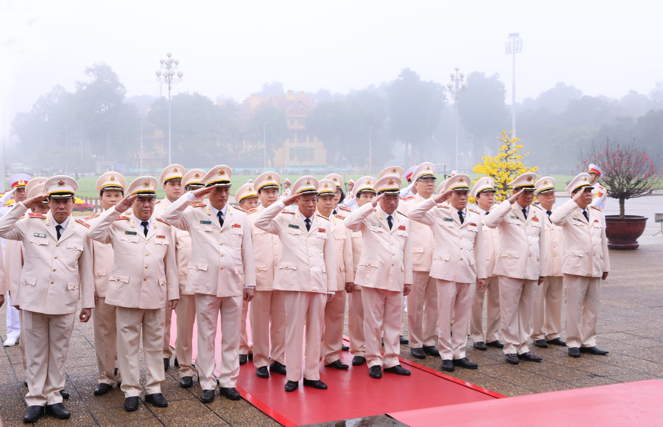 Đoàn đại biểu Đảng ủy Công an Trung ương và Bộ Công an đặt vòng hoa và vào Lăng viếng Chủ tịch Hồ Chí Minh. (Ảnh: Lâm Khánh/TTXVN)