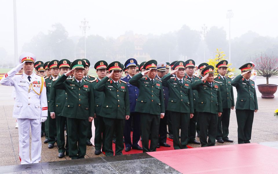Đoàn đại biểu Quân ủy Trung ương và Bộ Quốc phòng đặt vòng hoa và vào Lăng viếng Chủ tịch Hồ Chí Minh. (Ảnh: Lâm Khánh/TTXVN)