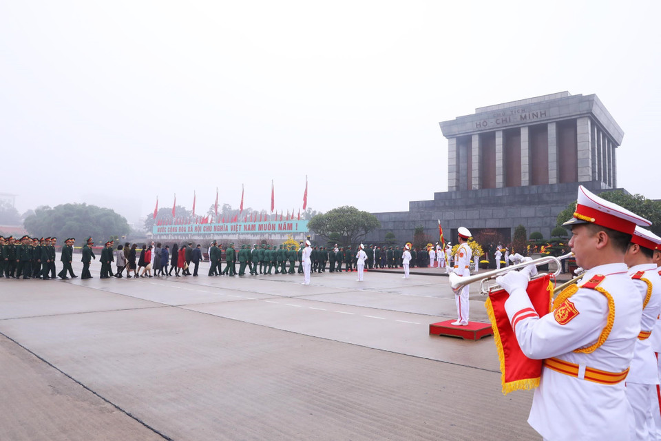 Lực lượng vũ trang, cán bộ, nhân dân vào Lăng viếng Chủ tịch Hồ Chí Minh. (Ảnh: Lâm Khánh/TTXVN)