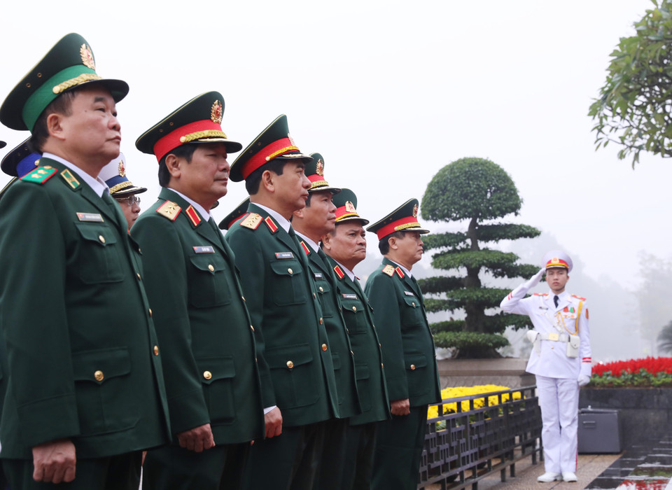 Đoàn đại biểu Quân ủy Trung ương và Bộ Quốc phòng đặt vòng hoa và vào Lăng viếng Chủ tịch Hồ Chí Minh. (Ảnh: Lâm Khánh/TTXVN)