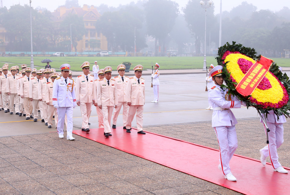 Đoàn đại biểu Đảng ủy Công an Trung ương và Bộ Công an đặt vòng hoa và vào Lăng viếng Chủ tịch Hồ Chí Minh. (Ảnh: Lâm Khánh/TTXVN)
