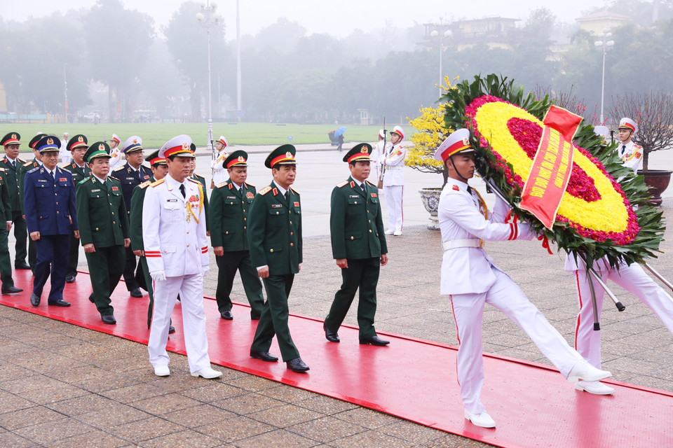 Đoàn đại biểu Quân ủy Trung ương và Bộ Quốc phòng đặt vòng hoa và vào Lăng viếng Chủ tịch Hồ Chí Minh. (Ảnh: Lâm Khánh/TTXVN)
