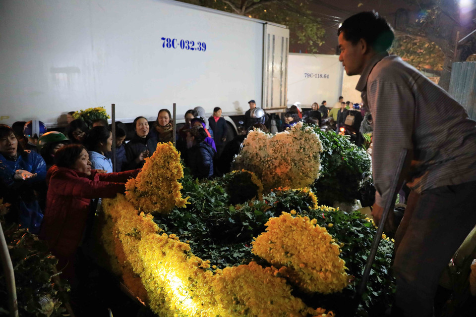 Những xe hoa đẹp thường được tiểu thương mua bán rất thuận lợi. (Ảnh: Nhật Anh/TTXVN)