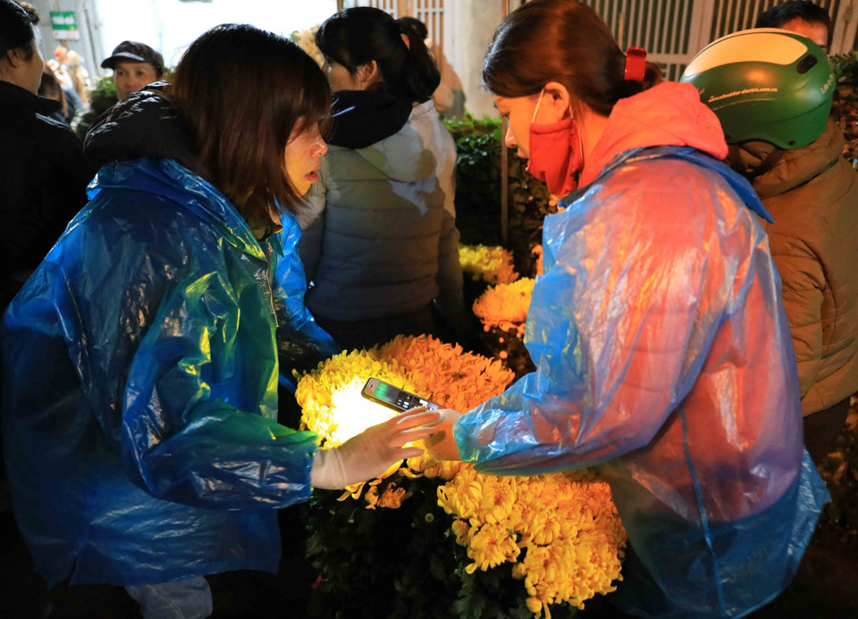 Mua được bó hoa đẹp đòi hòi người mua phải có kinh nghiệm. (Ảnh: Nhật Anh/TTXVN)