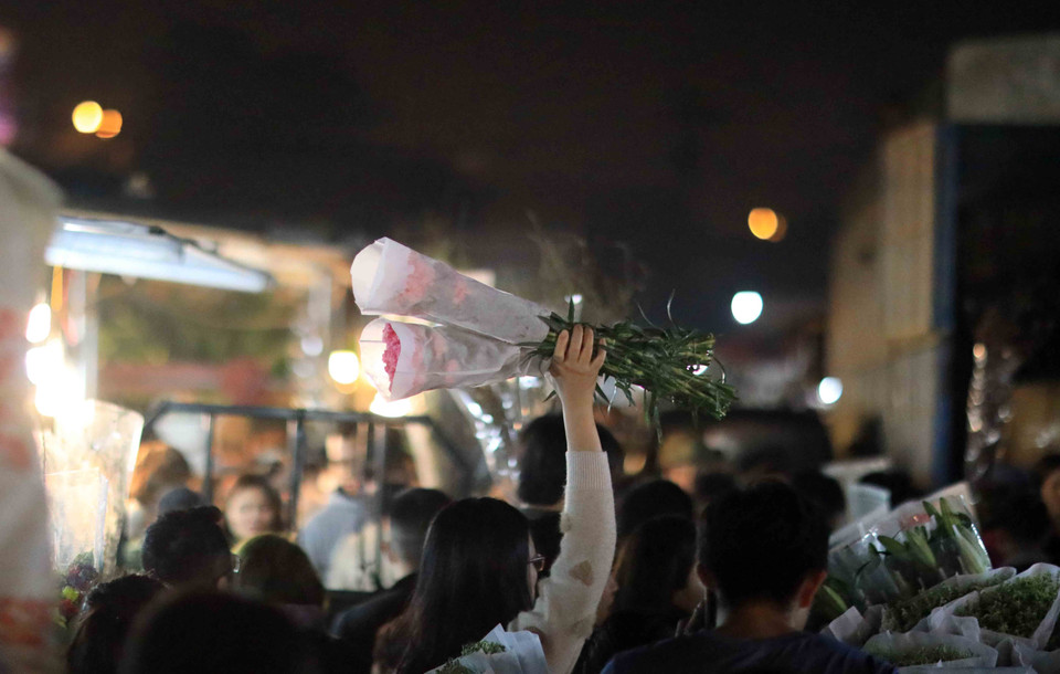 Chợ hoa đêm rất đông đúc. (Ảnh: Nhật Anh/TTXVN)