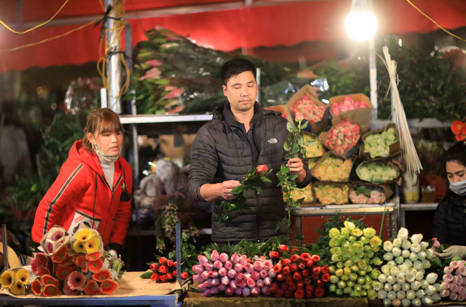 Đa dạng các chủng loại hoa tại chợ hoa đêm Quảng Bá. (Ảnh: Nhật Anh/TTXVN)