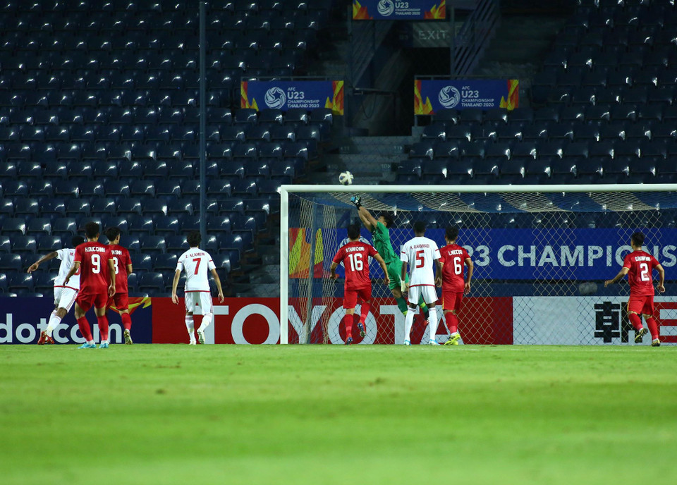 Ngay sau đó, từ chấm đá phạt, cầu thủ U23 UAE thực hiện cú sút thẳng nhưng thủ thành Bùi Tiến Dũng đã cản phá thành công. (Ảnh: Nguyên An/Vietnam+)