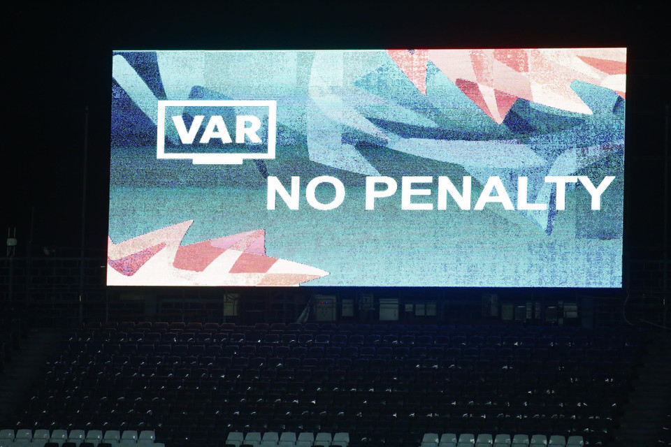 Công nghệ VAR xác định U23 Việt Nam không bị phạt penalty và U23 UAE chỉ được hưởng đá phạt ngay sát vòng 16m50. (Ảnh: Nguyên An/Vietnam+)