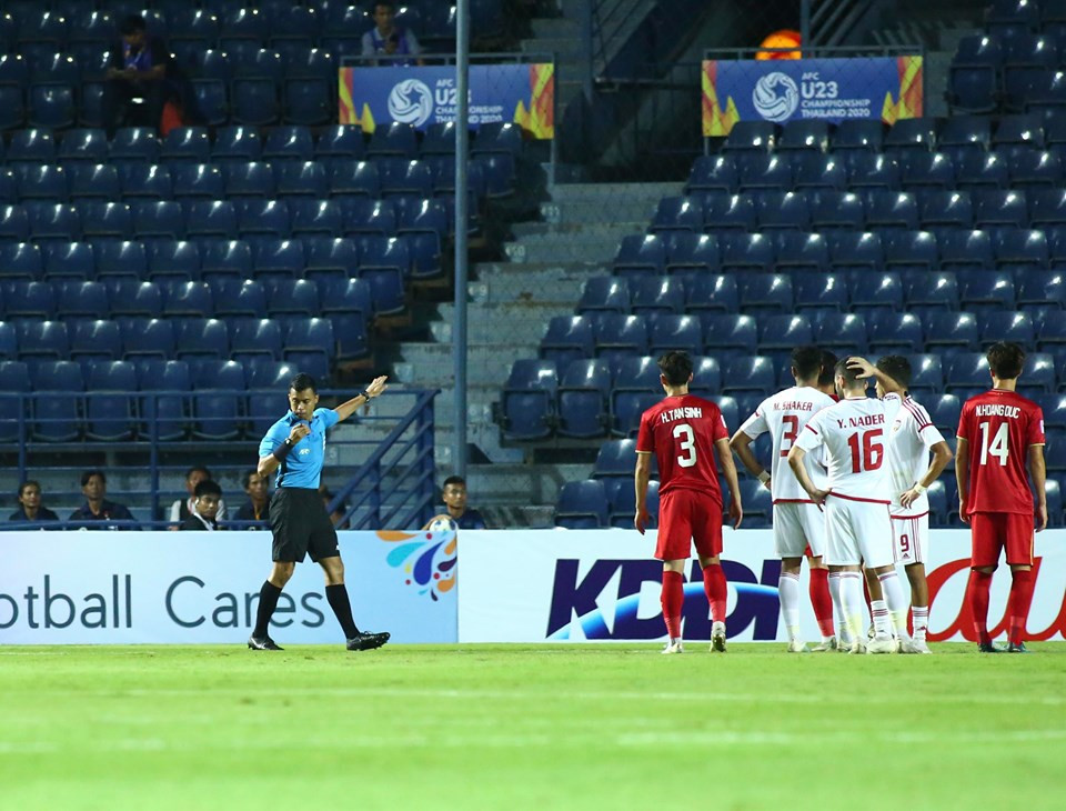 Trọng tài ngay lập tức chỉ tay vào chấm phạt đền. (Ảnh: Nguyên An/Vietnam+)