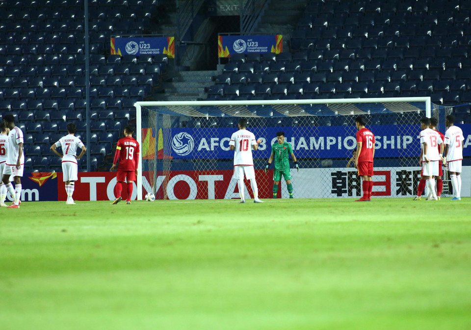 Tuy nhiên, các cầu thủ U23 Việt Nam đã yêu cầu xem lại VAR. (Ảnh: Nguyên An/Vietnam+)