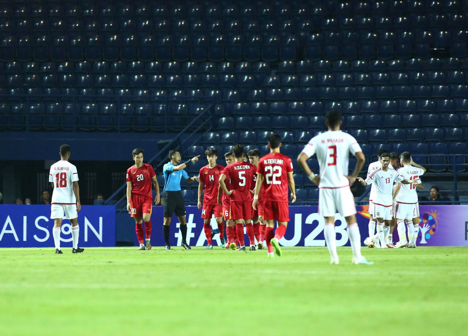 Tranh cãi sau tình huống Tấn Sinh phạm lỗi với Saleh. (Ảnh: Nguyên An/Vietnam+)