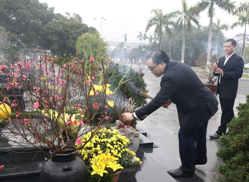 Đoàn đại biểu Thành ủy, Hội đồng Nhân dân, Ủy ban Nhân dân, Ủy ban Mặt trận Tổ quốc Việt Nam thành phố Hà Nội đặt vòng hoa, dâng hương tưởng nhớ các vị tiền bối cách mạng và các Anh hùng, liệt sỹ tại Nghĩa trang Mai Dịch. (Ảnh: Văn Điệp/TTXVN)