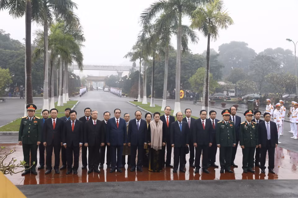 Đoàn đại biểu Ban Chấp hành Trung ương Đảng, Chủ tịch nước, Quốc hội, Chính phủ, Ủy ban Trung ương Mặt trận Tổ quốc Việt Nam dâng hương tưởng niệm các vị tiền bối cách mạng và các Anh hùng, liệt sỹ tại Nghĩa trang Mai Dịch. (Ảnh: Văn Điệp/TTXVN)