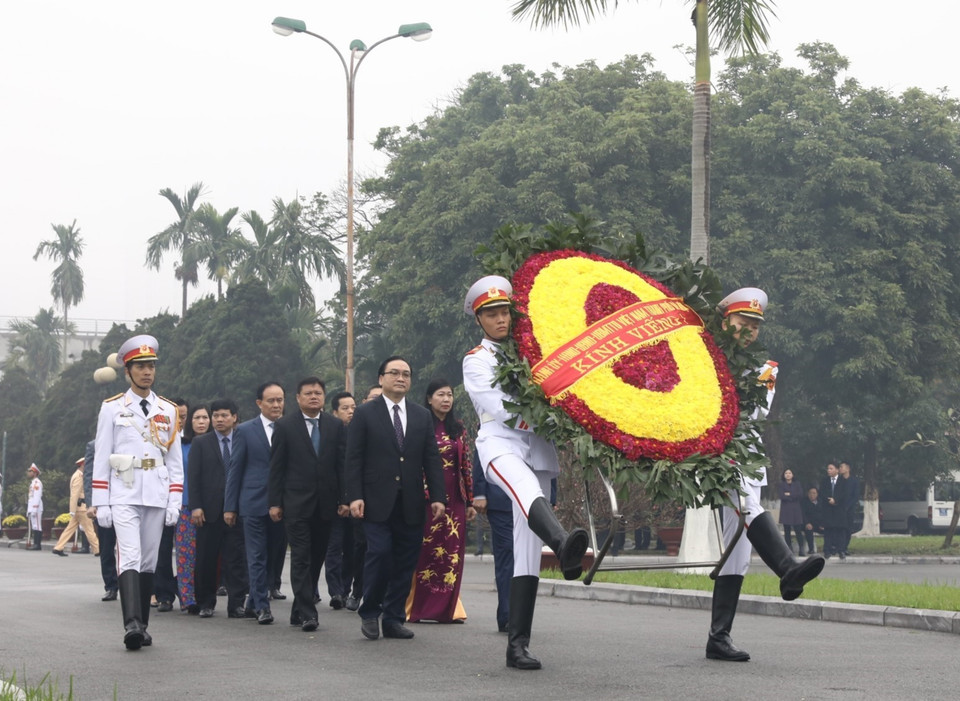 Đoàn đại biểu Thành ủy, Hội đồng Nhân dân, Ủy ban Nhân dân, Ủy ban Mặt trận Tổ quốc Việt Nam thành phố Hà Nội đặt vòng hoa, dâng hương tưởng nhớ các vị tiền bối cách mạng và các Anh hùng, liệt sỹ tại Nghĩa trang Mai Dịch. (Ảnh: Văn Điệp/TTXVN)