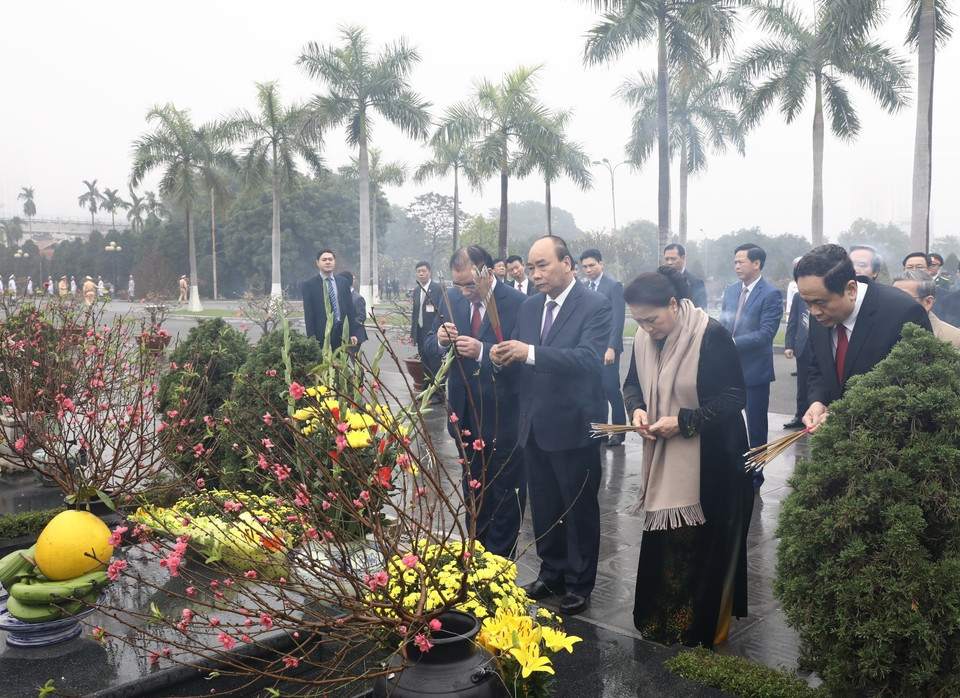 Thủ tướng Nguyễn Xuân Phúc và Chủ tịch Quốc hội Nguyễn Thị Kim Ngân cùng các lãnh đạo, nguyên lãnh đạo Đảng, Nhà nước dâng hương tưởng niệm các vị tiền bối cách mạng và các Anh hùng, liệt sỹ tại Nghĩa trang Mai Dịch. (Ảnh: Văn Điệp/TTXVN)