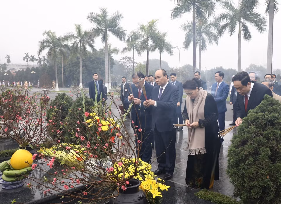 Thủ tướng Nguyễn Xuân Phúc và Chủ tịch Quốc hội Nguyễn Thị Kim Ngân cùng các lãnh đạo, nguyên lãnh đạo Đảng, Nhà nước dâng hương tưởng niệm các vị tiền bối cách mạng và các Anh hùng, liệt sỹ tại Nghĩa trang Mai Dịch. (Ảnh: Văn Điệp/TTXVN)