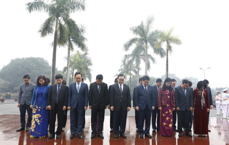 Đoàn đại biểu Thành ủy, Hội đồng Nhân dân, Ủy ban Nhân dân, Ủy ban Mặt trận Tổ quốc Việt Nam thành phố Hà Nội đặt vòng hoa, dâng hương tưởng nhớ các vị tiền bối cách mạng và các Anh hùng, liệt sỹ tại Nghĩa trang Mai Dịch. (Ảnh: Văn Điệp/TTXVN)